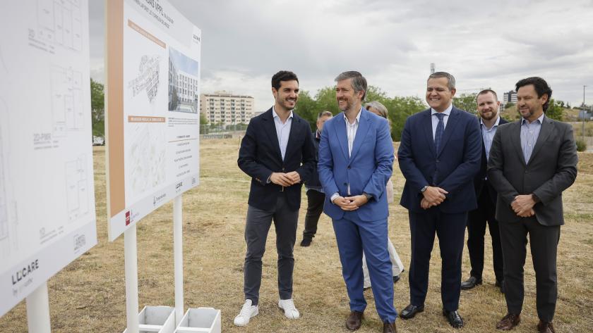 Los consejeros Miguel Ángel García Martín y Jorge Rodrigo durante la visita a una parcela en Torrejón de Ardoz 