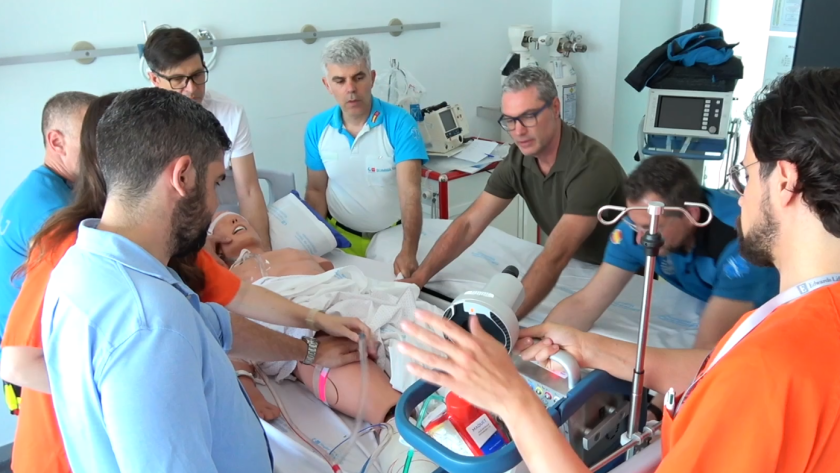 Grupo de sanitarios realizando prácticas a maniquí de simulación clínica