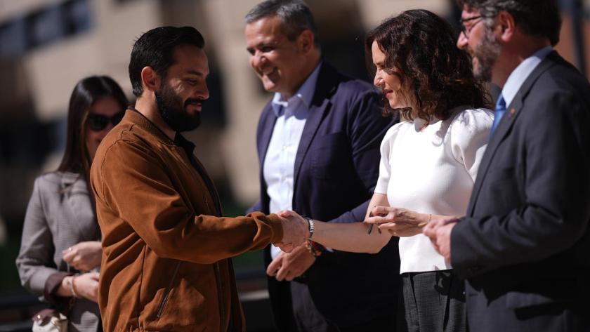 La presidenta Isabel Díaz Ayuso durante la entrega de las llaves a los inquilinos de 422 nuevas viviendas del Plan Vive 