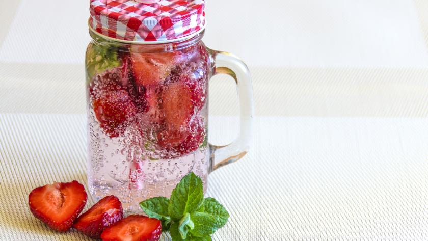 jarra de agua con fresas