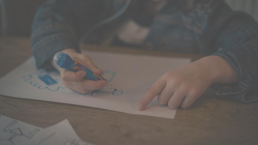 Niña pintando