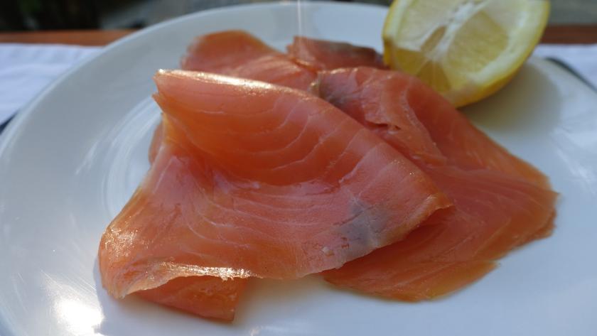 Salmón ahumado en un plato