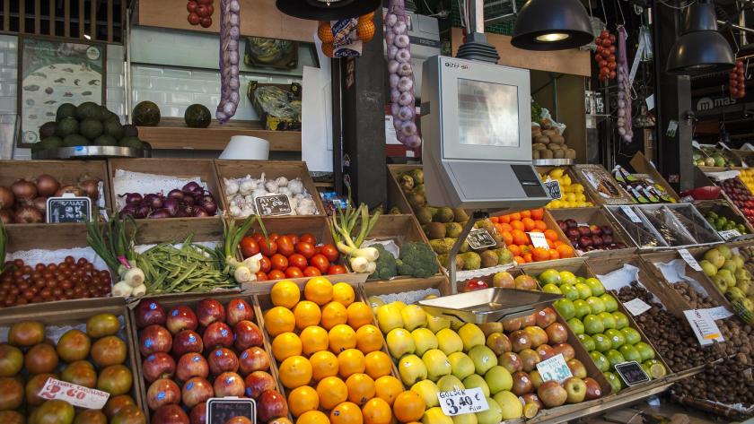 Frutería que expone a la venta sus productos