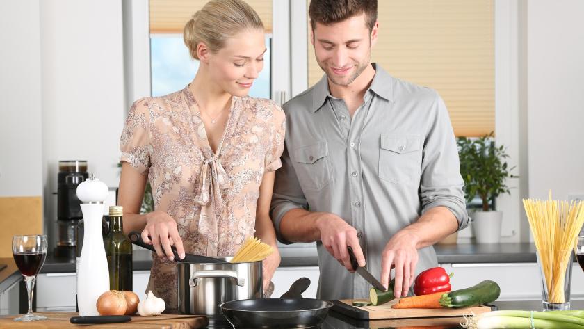 Pareja cocinando alimentos
