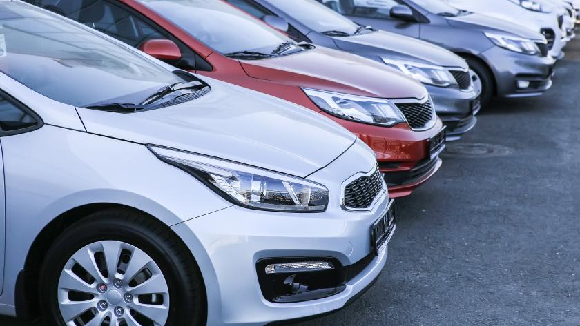 Varios aparcados en batería 