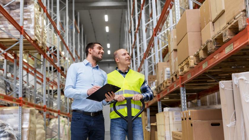 Tutor de inserción realizando tareas de orientación y acompañamiento