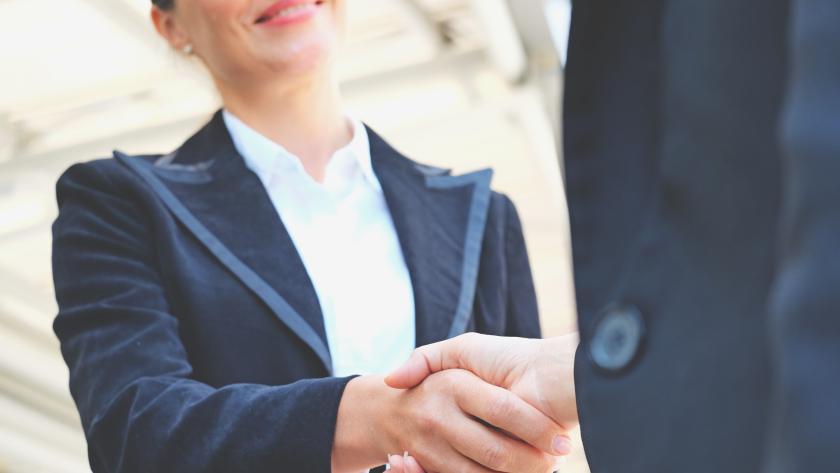 Una mujer de negocios dando la mano