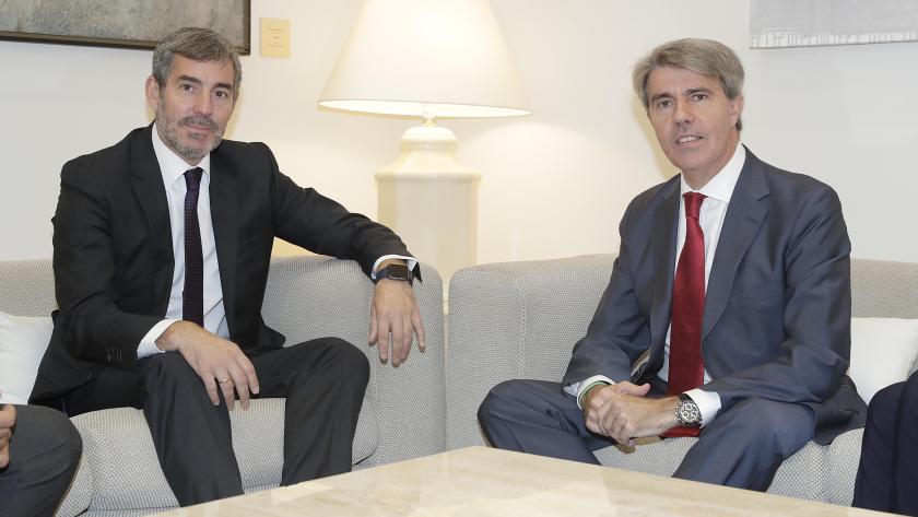 (De izquierda a derecha): El presidente del Gobierno de Canarias, Fernando Clavijo, y el presidente de la Comunidad de Madrid, Ángel Garrido.