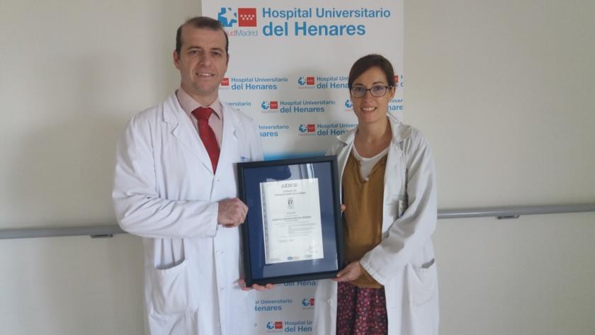 El servicio de Farmacia del Henares recibe acreditación AENOR Facultativos muestran acritación