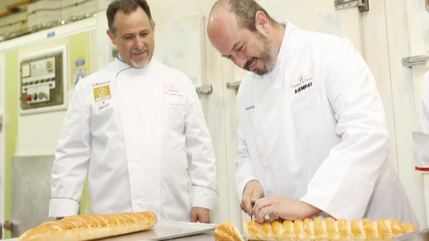 Pedro Rollán en uno de los establecimientos en los que se elabora torrijas