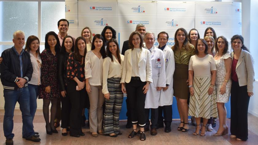 El Dr. Eduardo García, el jefe de servicio de Dermatología, Esteban Daudén junto al grupo de dermatólogos brasileños