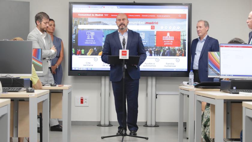 El presidente en funciones de la Comunidad de Madrid, Pedro Rollán, durante su visita a la Oficina Pública de Empleo del distrito de Usera