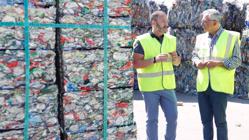  el consejero en funciones de Medio Ambiente y Ordenación del Territorio, Carlos Izquierdo, visitando el Grupo TR2