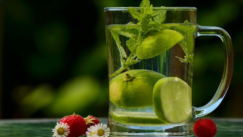 jarra con agua, limón y hierbas