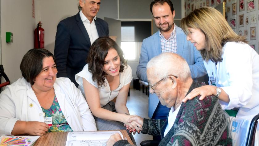 Isabel Díaz Ayuso durante una visita al Hospital de Guadarrama