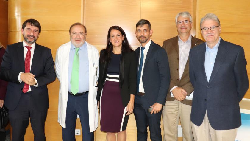 Foto de familia de directivos del Hospital y el Instituto