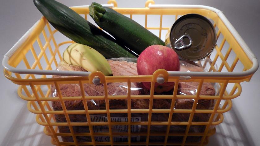 Cesta de la compra con alimentos en su interior
