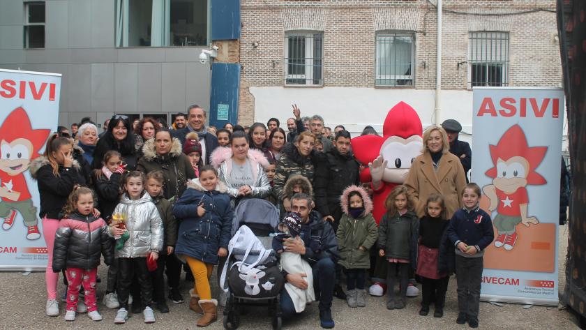 Concepción Dancausa con los niños atendidos por la Agencia de Vivienda Social 