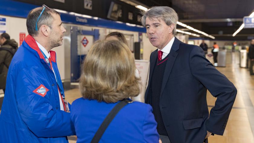 Ángel Garrido durante la presentación del nuevo uniforme de los empleados de Metro
