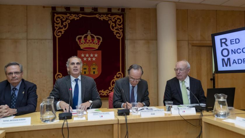 Ruiz Escudero sentado en una mesa de reunión