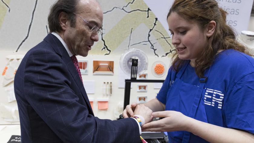 Eduardo Sicilia durante su visita a AULA