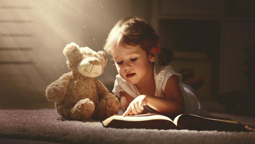 Niña leyendo  un libro  