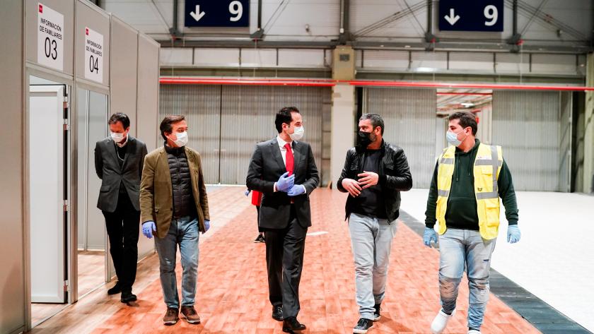 Ignacio Aguado visitando el hospital de la Comunidad en IFEMA
