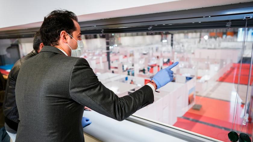 Ignacio Aguado visitando el hospital de la Comunidad en IFEMA