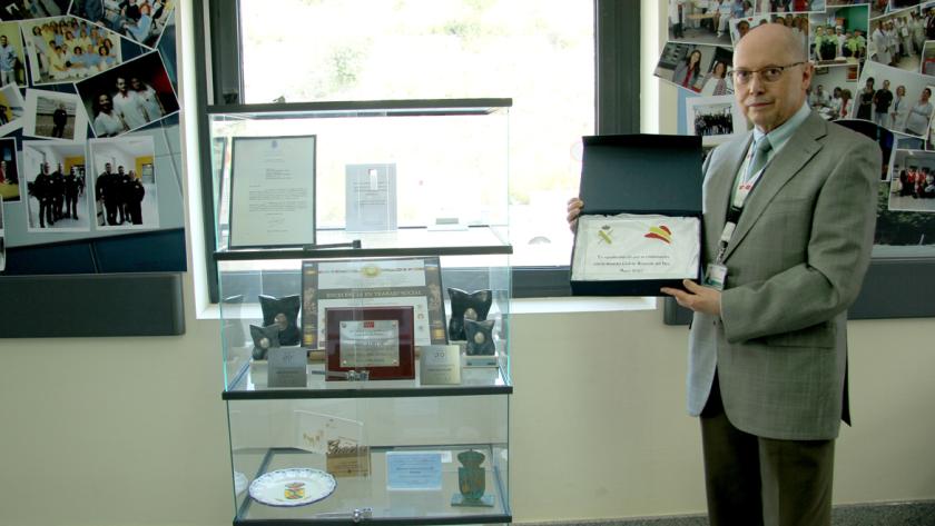 El Director Gerente, Carlos Sangregorio, coloca la placa en la vitrina de trofeos del Hospital