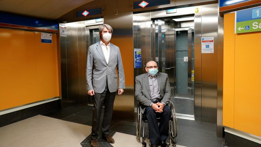 Ángel Garrido durante su visita a la estación de Bilbao