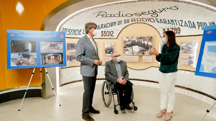 Ángel Garrido durante su visita a la estación de Bilbao