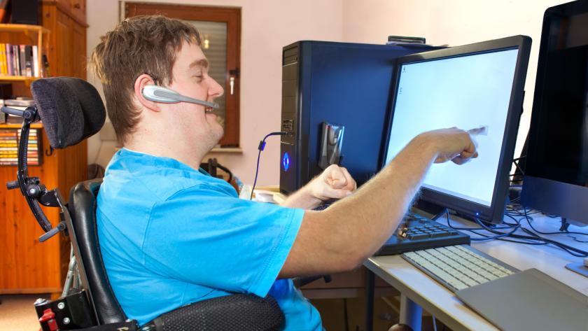 Recurso subvenciones inserción sociolaboral personas con discapacidad Persona con discapacidad trabajando delante de un ordenador