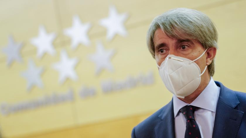 Garrido durante la firma