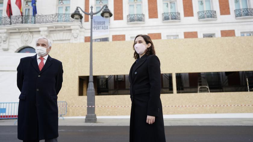 Díaz Ayuso visita el montaje del tradicional Belén de la Puerta del Sol, ubicado este año en el exterior de la Real Casa de Correos