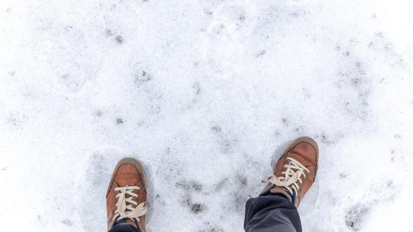 Pies de una persona sobre el hielo desde arriba