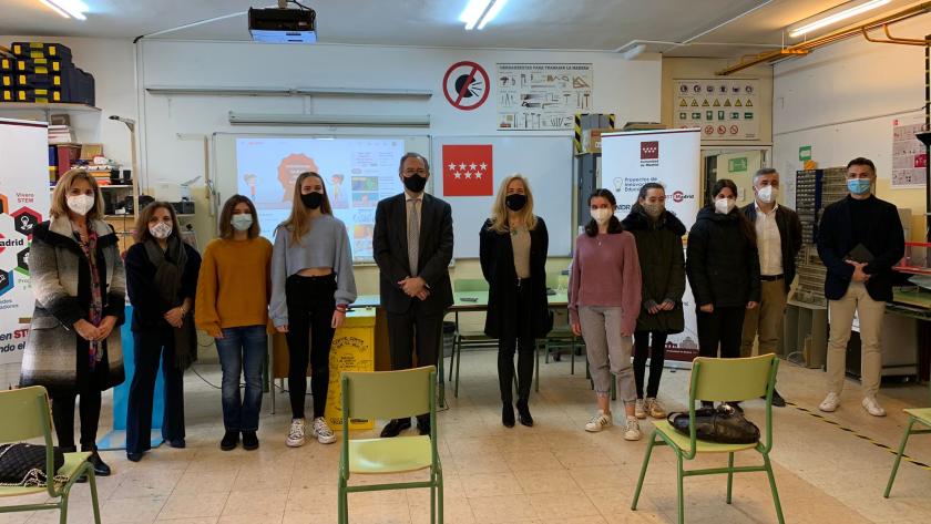 Enrique Ossorio ha hecho entregas de placas distintivas STEMadrid a los que se adhirieron el año pasado