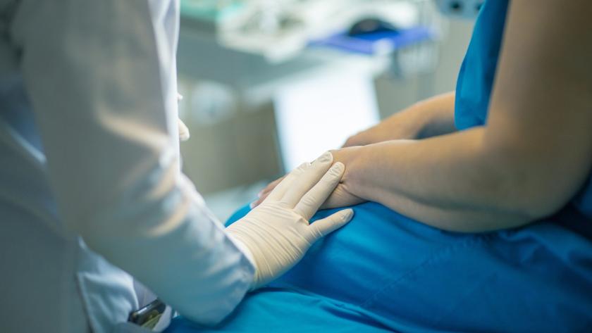 personal sanitario acompañando a paciente