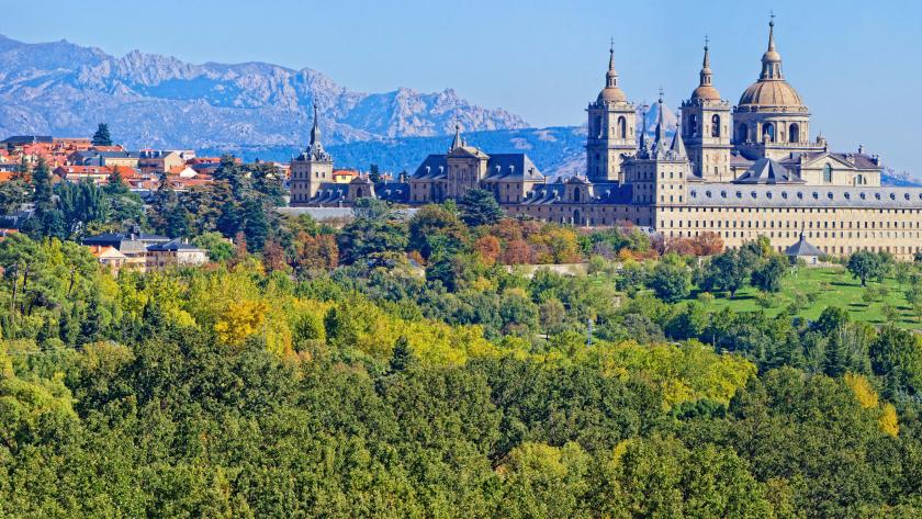 Vista del Monasterio y municipio de El Escorial con paisaje montañoso al fondo