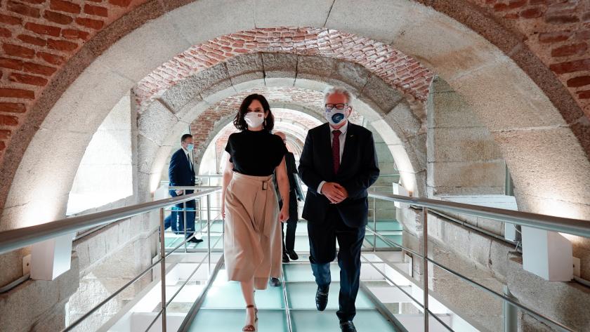 Isabel Díaz Ayuso con los organizadores de la iniciativa educativa CesaR