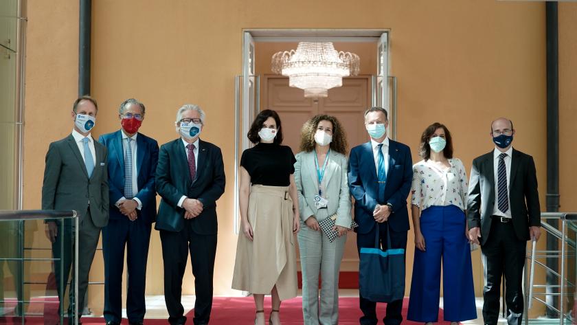 Isabel Díaz Ayuso con los organizadores de la iniciativa educativa CesaR
