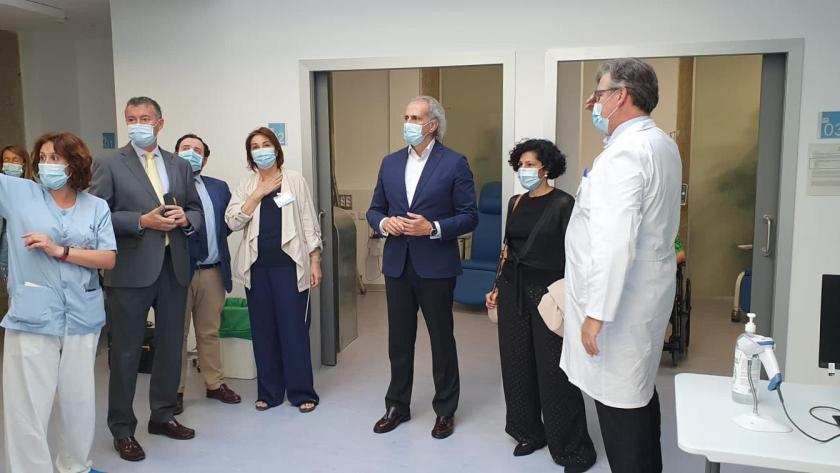 Enrique Ruiz Escudero durante su visita al Hospital El Escorial