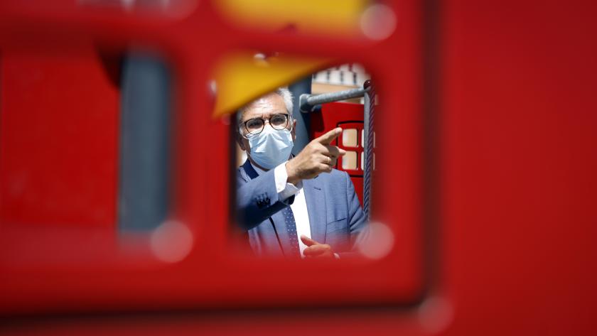 Foto de cara del consejero detrás de un parque infantil