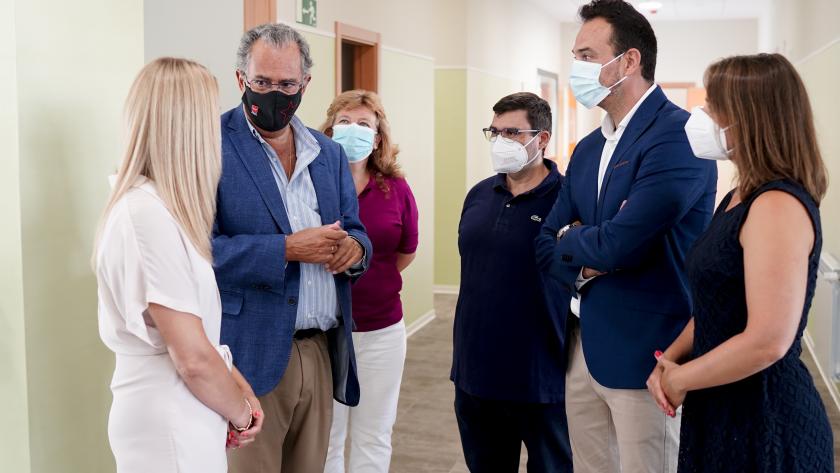 Enrique Ossorio charlando en un pasillo