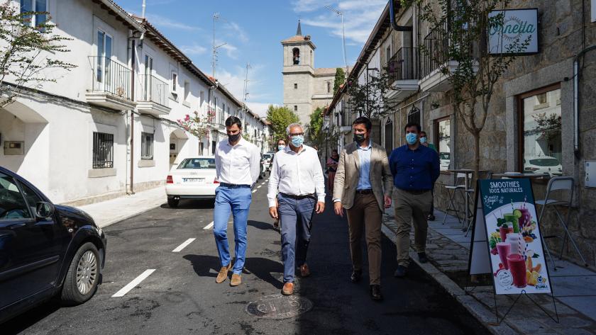 El consejero junto al alcalde del municipio caminando por un calle