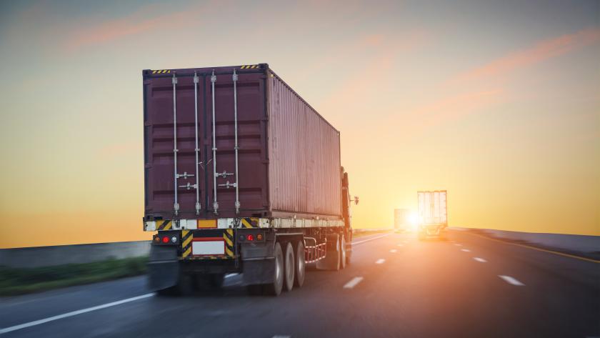 tramitó durante el primer semestre del año 511 expedientes arbitrales en materia de transporte Camión en una carretera con el sol de fondo