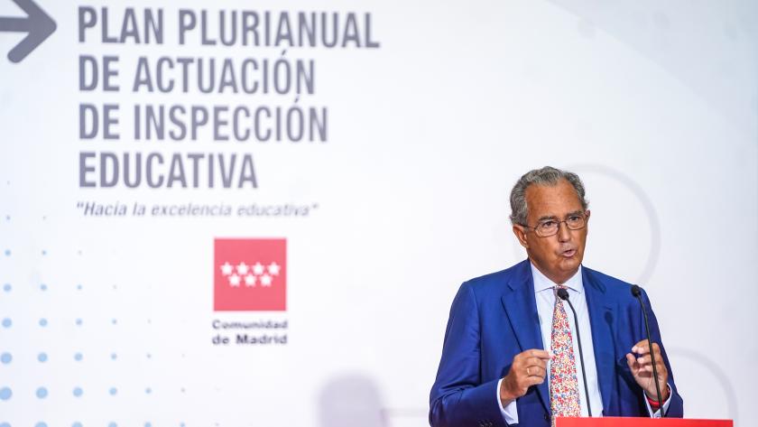 Primer plano del consejero interviniendo