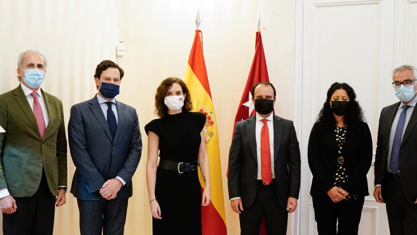 Foto de la presidenta con el resto de asistentes