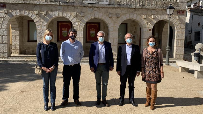 El consejero posando con los miembros del ayuntamiento del municipio