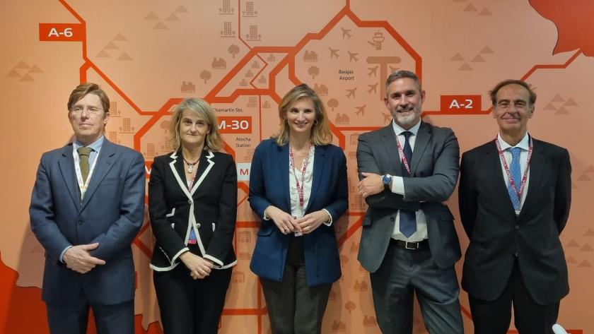 La consejera acompañada de otros de los participantes en la feria