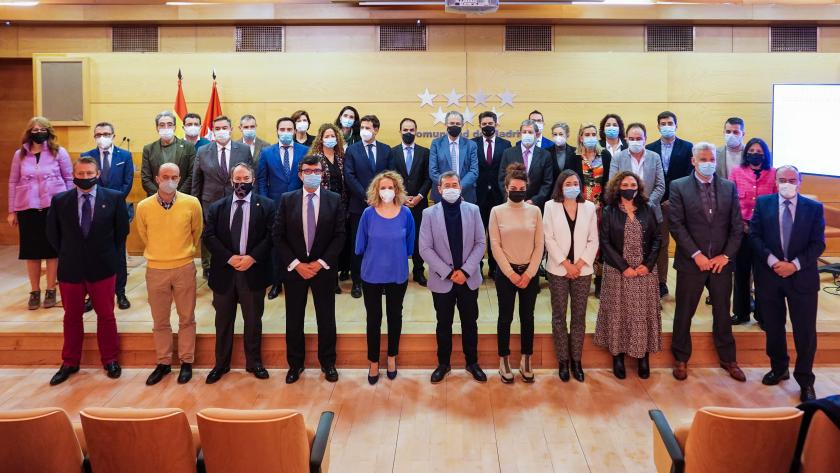 El consejero Enrique Ossorio con otros asistentes al acto